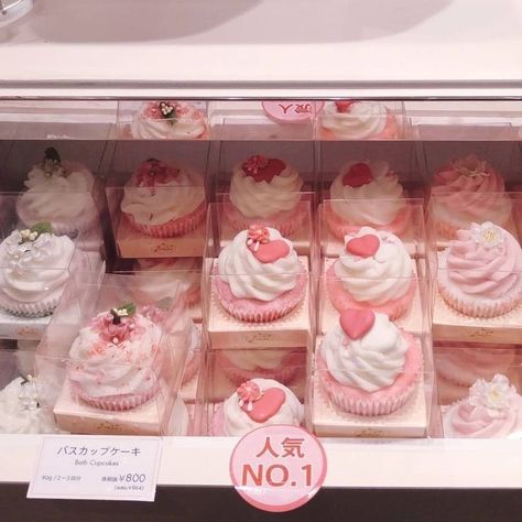 Cute Snacks, Pink Foods, Kawaii Food, Cute Desserts, Pretty Cakes, Cute Cakes, Food Obsession, Pretty Food, Cute Food