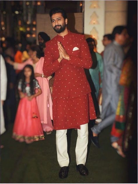 Looks To Steal From Ganesh Chaturthi Celebration Of Bollywood Celebs #shaadiwish #weddings #weddingoutfits #outfitideas #bollywoodceleb #groomwearideas #kurta #bandhgala #vickykaushal #ganeshchaturthi Ganesh Chaturthi Celebration, Men Ethnic Wear, Bollywood Men, Mens Traditional Wear, Mens Indian Wear, Wedding Dresses Men Indian, Vicky Kaushal, Mens Kurta Designs, Men's Ethnic Wear