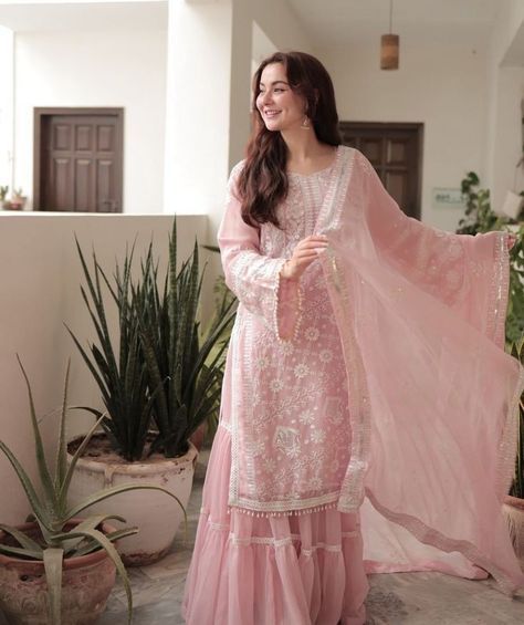 Pink Desi Outfit, Bangladesh Dress, Kurti Fits, Pakistani Churidar, Pakistani Women Dresses, Desi Dress, Pink Dupatta, Hania Amir, Desi Fits