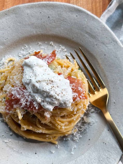 Eenpansgerecht: romige pasta met prei en burrata Pasta Noodles, Pizza Pasta, No Time, Food Inspiration, Feta, Diner, Good Food, Spaghetti, Pizza