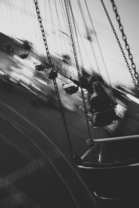 "There is a difference between watching life pass you by and watching it pass by on a swing" - Audra Lancaster Blurry Lights, Summer Fair, Pastel Sky, Lily Evans, Foto Tips, Tumblr Photography, Foto Art, Jolie Photo, Swing Set