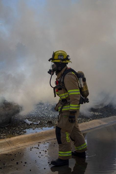 Firefighter Images, Firefighter Photography, Becoming A Firefighter, Firefighter Art, Firefighter Pictures, Firefighter Emt, Fire Life, Volunteer Firefighter, Future Jobs