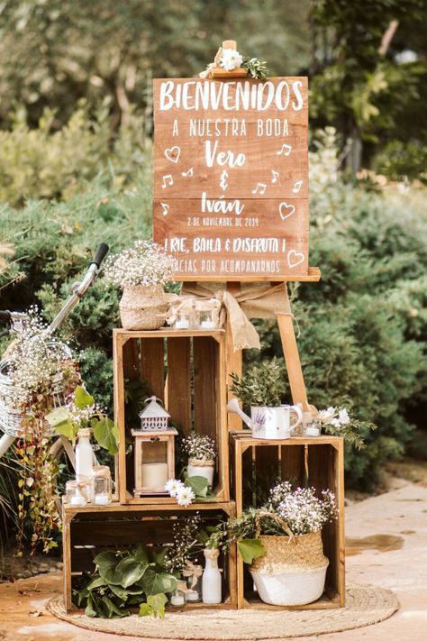 ¿Habéis pensado en decorar con carteles vuestra boda? Descubre en este artículo algunas de las ideas más interesantes.  #deco #madera #caligrafía #lettering #boda #ceremonia #carteles #bodasnet Manualidades Para Boda Ideas, Ideas Boda Decoracion, Ideas Para Decorar Bodas, Wedding Drink Station, Ideas Bodas, Courthouse Wedding Photos, Boda Ideas, Boda Diy, Picnic Theme