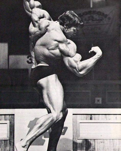 The legend Arnold Schwarzenegger ❤️🙏 #BOOMchalleng Arnold Pose, Arnold Photos, Arnold Schwarzenegger Bodybuilding, Schwarzenegger Bodybuilding, Retro Fitness, Powerlifting Motivation, Pinterest Tumblr, Mr Olympia, Bodybuilding Fitness