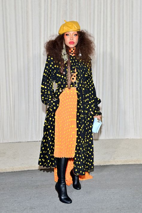 Burberry model Erykah Badu attends Lola Bag celebration | HelloBeautiful Women Brown Outfit, The Wiz Inspired Outfits, Erykah Badu Fashion, Erykah Badu Style Outfits, Erika Badu Style, Erykah Badu Outfits, Kahlana Barfield Style, Edgy Chic Fashion, Erika Badu