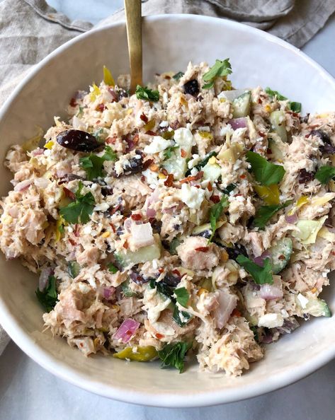 Nine simple "salads" to prep for the week! Mediterranean Tuna, Mediterranean Tuna Salad, Simple Salads, Mediterranean Diet Recipes Dinners, Easy Mediterranean Diet Recipes, Tuna Salad Recipe, Fish Salad, Delicious Lunch, Tuna Recipes