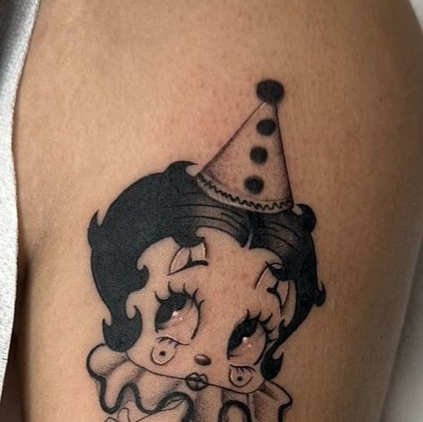 𝔰𝔱𝔞𝔯♡ on Instagram: "cute clown betty boop from old flash 💌🤍  𝚍𝚒𝚛𝚎𝚌𝚝 𝚖𝚎𝚜𝚜𝚊𝚐𝚎 𝚝𝚘 𝚋𝚘𝚘𝚔" Betty Boop Clown Tattoo, Betty Boop Clown, Vintage Clown Tattoo, Black Ink Tattoo Ideas, Betty Boop Dog, Betty Boop Tattoo, Black Ink Tattoo, Evil Clown Tattoos, Ink Tattoo Ideas