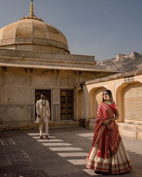 Pre Wedding Shoot Rajasthan, Tajmahal Couple Poses, Rajasthan Pre Wedding Shoot, Jaisalmer Pre Wedding Shoot, Rajputi Pre Wedding Shoot, Royal Pre Wedding Shoot Indian, Pre Wedding Outfit Ideas Indian, Jaipur Prewedding Shoot, Prewedding Outfit Ideas Indian