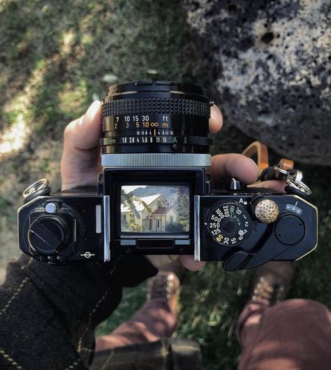 Câmaras Vintage, Aesthetic Film Photos, Cameras For Photography, Photographer Aesthetic, Photography Cameras, Film Camera Photography, Professional Camera, 35mm Camera, Taking Photos