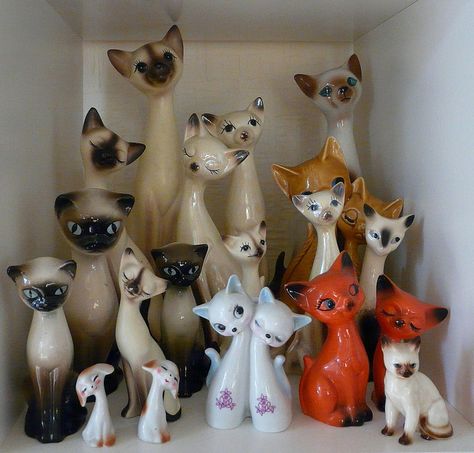 Siamese kitsch! Siamese love! Vintage Cat Decor, Cute Kitty Pictures, Female Trouble, Siamese Kitty, Ceramic Cats, Vintage Cat Figurines, Kitty Pictures, Kitsch Decor, Vintage Cats