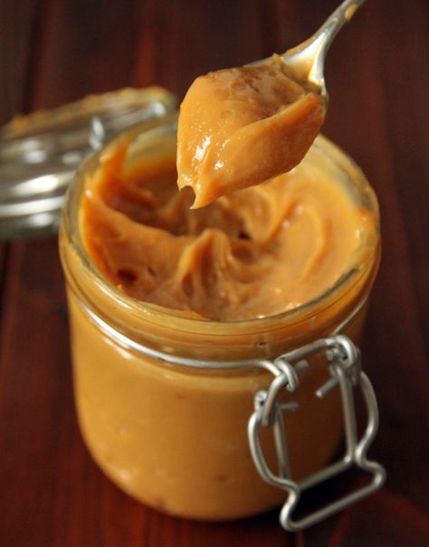 This homemade dulce de leche is super easy and is made in the oven! Buckeye Bars Recipe, Coconut Pound Cakes, Lime Pie Recipe, Macaroon Recipes, Dessert Toppings, Dessert Sauces, Sweet Sauce, Milk Recipes, Fudge Recipes