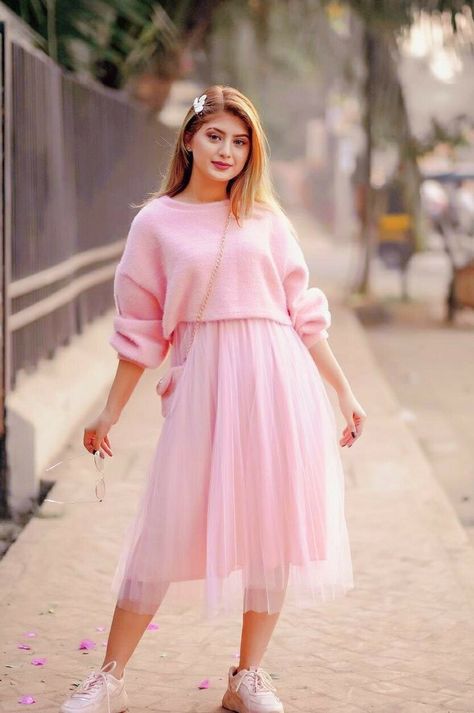 Arshifa Khan, Mobile Frame, Arishfa Khan, Jacket Ideas, Look Rose, Anime School, Churidar Designs, Cosplay Kawaii, Frock Fashion