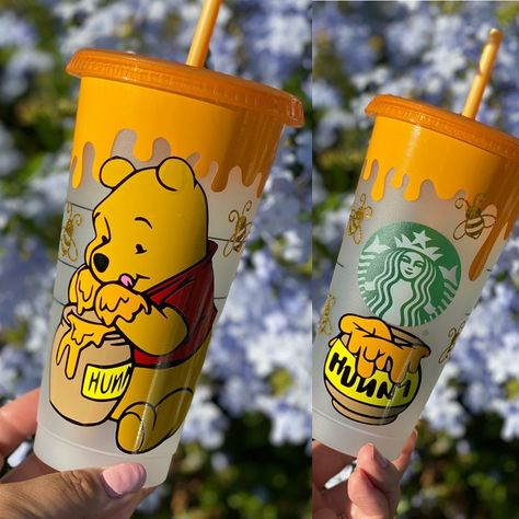 Copo Starbucks, Starbucks Cup Gift, Starbucks Cup Design, Starbucks Cup Art, Starbucks Design, Starbucks Diy, Disney Cups, Personalized Starbucks Cup, Cute Coffee Cups