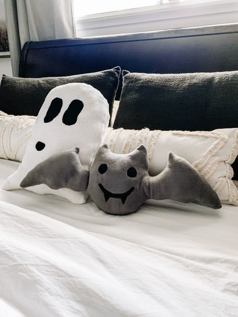 Cozy Halloween Decor Diy, Halloween Pillow Diy, Diy Halloween Pillow, Halloween Pillows Diy, Bedsheet Ghost, Fall Pillows Diy, Halloween Cushion, Halloween Felt Crafts, Halloween Bedroom Decor