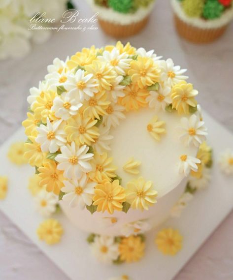 Bolo Vintage, Sweet Tea Recipes, Buttercream Flower, Flower Cakes, Elegant Birthday Cakes, Funny Birthday Cakes, Mini Cakes Birthday, Creative Cake Decorating, Creative Birthday Cakes