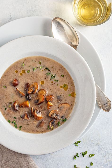 Look no further than this Creamy Chestnut Mushroom Soup to jazz up your holiday table. It’s a vegetarian and gluten-free soup that everyone will love. Chestnut Mushroom, Chestnut Soup, Mushroom Soup Recipes, Fall Soups, Creamy Mushrooms, Bread Bowls, Simply Recipes, Creamy Soup, Mushroom Soup