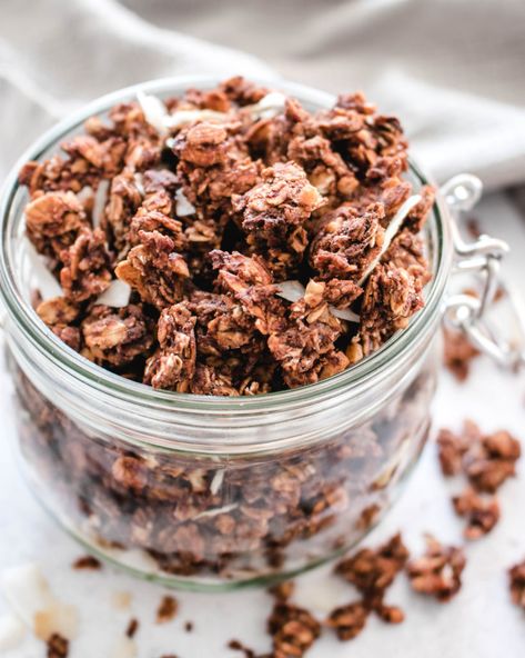 Chocolate Granola Recipe, Banana Bread Granola, Healthy Chocolate Banana, Banana Chia Pudding, Banana Granola, Healthy Granola, Chocolate Chia Pudding, Banana Overnight Oats, Peanut Butter Roll