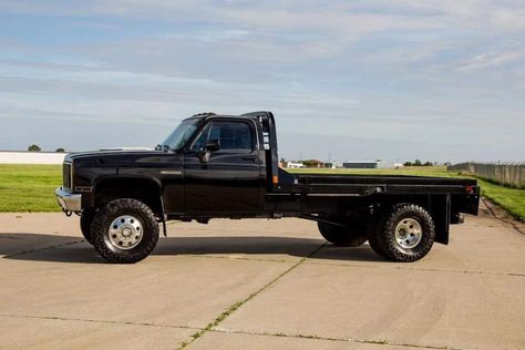 Tow Rigs - Flatbed Square Body 🖤 Custom Flatbed, Custom Truck Beds, Hot Wheels Cars Toys, Trucks Lifted Diesel, Truck Flatbeds, Overland Truck, Dually Trucks, Vintage Pickup Trucks, Auto Retro