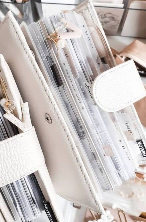 White Planner Aesthetic, Budget Book Ideas, Ring Planner, Healthy Budget, Planner Setup, Pretty Planners, Budget Book, Filofax Planners, Planner Organiser