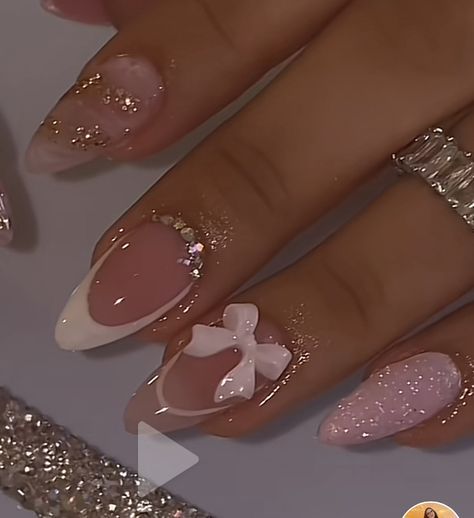 Nail Art Charms Design, 13 Birthday Nail Ideas, Hoco Nails Short Almond, Hoco Almond Nail Ideas, Hoco Nail Ideas Pink Dress, Charm Nails Almond, Xv Pink Nails, Pink Glitter Aesthetic Nails, Aesthetic New Years Nails