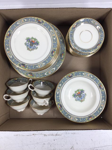 Lot - (50+) Lenox Autumn Plates & Teacups Winter Greetings Lenox Table Setting, Lenox Christmas China Table Setting, Lennox Holiday China Table Setting, Lenox Eternal Tablescape, Lenox Autumn, Lenox Autumn China, 50 %, Decorative Plates, Auction