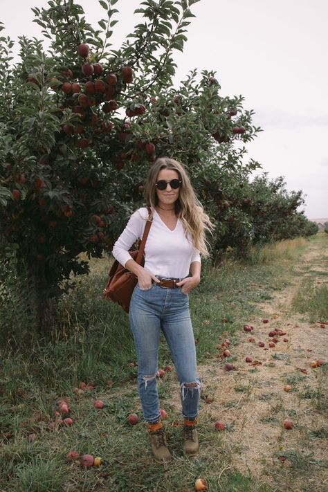 fancy meeting you here, in this apple orchard in september, how very unexpected Ideas Pictures Instagram, 80s Outfits Spirit Week, Apple Picker, Apple Orchard Outfit, Orchard Outfit, Hippy Costume, Kilee Nickels, Apple Picking Outfit, Blonde Fashion