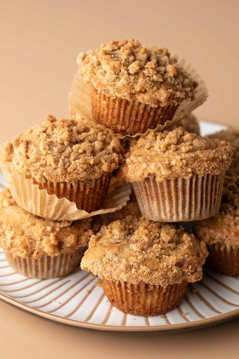 Apple Cinnamon Muffins - Peas and Crayons Blog Apple Cinnamon Streusel Muffins, Apple Streusel Muffins, Cinnamon Streusel Muffins, Apple Cinnamon Muffins, Streusel Muffins, Cinnamon Streusel, Breakfast Burger, Cinnamon Muffins, Apple Muffins