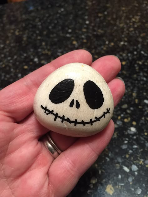 Painted Rocks Halloween, Ghost Rock Painting, Pumpkin Painted Rocks, Pumpkin Rock Painting, Rock Painting Halloween, Halloween Rock Painting Ideas, Halloween Rock Painting, Halloween Painted Rocks, Jack The Pumpkin King