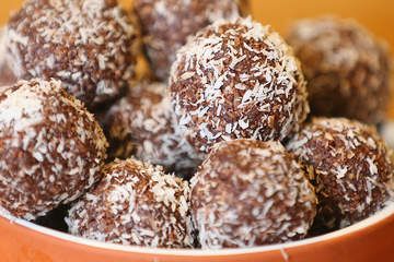 Almond coconut balls Making Almond Milk, Coconut Bliss Balls, Almond Balls, Make Almond Milk, Coconut Balls, Almond Meal, Bliss Balls, Chocolate Almond, Raw Chocolate