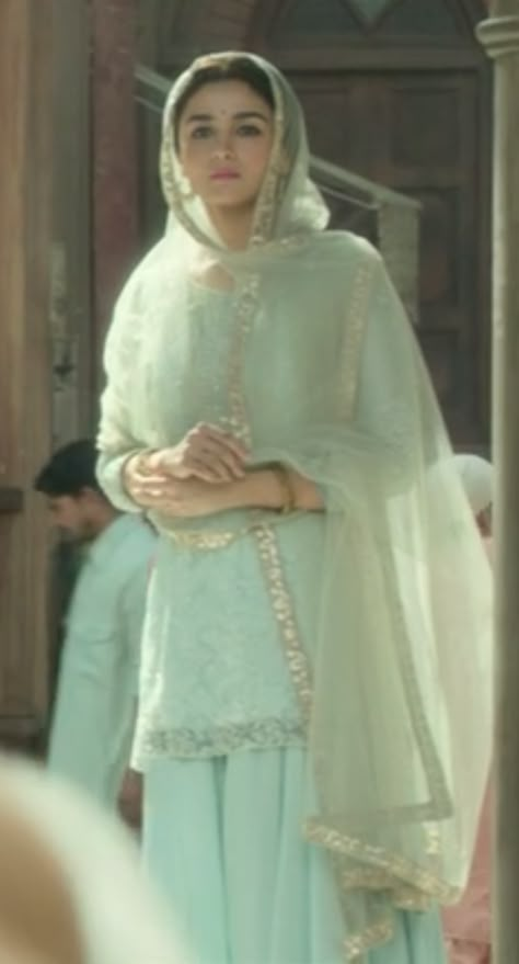 Alia Bhatt Outfits In Kalank, Alia Bhatt Kalank Outfits, Alia Bhatt Kalank Movie Outfit, Roop Kalank Outfits, Roop Kalank, Kalank Outfits, Dupatta On Head Style, Alia Bhatt Kalank, Kalank Alia Bhatt