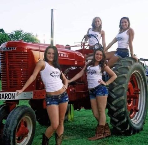 Tractor Photography, International Harvester Tractors, Big Tractors, Tractor Accessories, Farmer Girl, International Tractors, Farmall Tractors, Classic Tractor