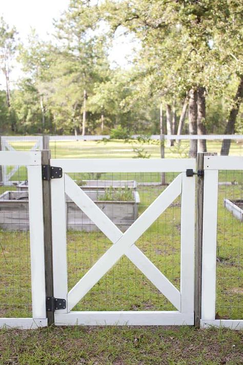 White Gate, Diy Garden Landscaping, Diy Backyard Fence, Funny Vine, Diy Garden Fence, Diy Fence, Building A Fence, Farmhouse Garden, Dog Fence