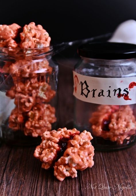 Bloody Popcorn Brains | Community Post: 28 Creepy Treats Perfect For Halloween Snack Halloween, Halloween Food Decorations, Strašidelný Halloween, Spooky Food, Halloween Goodies, Halloween Snacks, Halloween Desserts, Halloween Food For Party, Theme Halloween