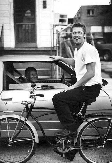 Yo Brad Brad Pitt Pictures, Fotocamere Vintage, Kris Kristofferson, Septième Art, Cycle Chic, I Love Cinema, Riding A Bike, I Want To Ride My Bicycle, Black And White Photograph