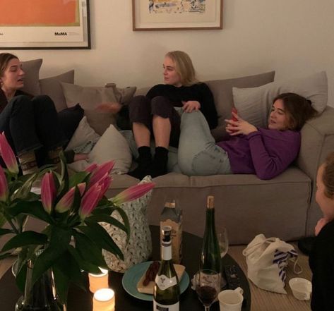 Bridesmaid Vision Board, Book Club Aesthetic Friends, Platonic Love Aesthetic, Reading With Friends, Book Friends, Platonic Love, Female Friendship, Uni Life, Living Together