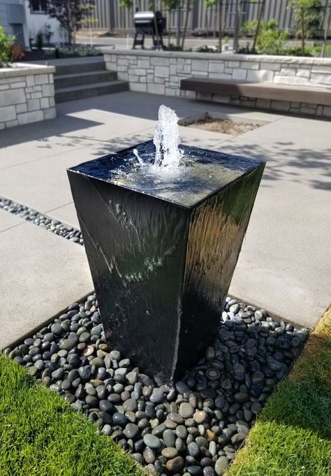 Minimalist Water Feature, Diy Modern Fountain, Modern Garden Fountain Ideas, Small Fountain Ideas Outdoor, Modern Fountain Front Yard, Modern Water Features In The Garden, Small Fountains Outdoor, Small Water Fountains Outdoor, Front Yard Water Fountain Ideas