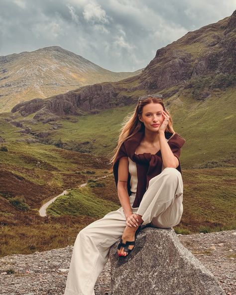 Somewhere in the highlands of Scotland and I already can’t wait to come back Scotland Honeymoon Outfits, Scotland Outfit Aesthetic, Scottish Highlands Outfit, Highland Photoshoot, Highlands Outfit, Scotland Aesthetic Outfit, Scotland Summer Outfits, Scotland Honeymoon, Scotland Outfit