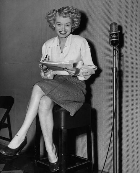 JUNE CHRISTY ~ Born: Nov 20, 1925 in Illinois, USA. Died: June 21, 1990 (aged 64) from kidney failure. Known for her work in the cool jazz genre & her success as a singer began with "The Stan Kenton Orchestra." She pursued a solo career from 1954 and is best known for her debut album "Something Cool." In the 1950s & '60s, Christy appeared on a number of television programs, including 'The Tonight Show' (1955), 'The Nat King Cole Show' (1957) & 'Stars of Jazz' (1958). June Christy, Cool Jazz, Old Hollywood Stars, Marilyn Monroe Photos, Norma Jean, Jazz Musicians, Norma Jeane, Big Band, Hollywood Stars