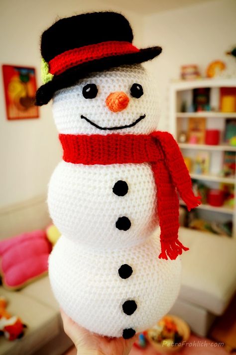 crochet snowman Crochet Snowman Free Pattern, Whimsical Crochet, Christmas Cap, Crochet Christmas Hats, Crochet Holiday, Fall Crochet Patterns, Crochet Snowman, Christmas Hats, Crochet Christmas Decorations