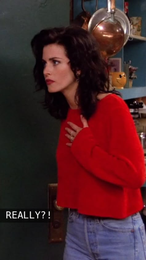 monica geller - I can't explain why, but she is BEAUTIFUL in this picture, the dark messy hair, red shirt and lipstick = stunning Drew Barrymore 90s, Rachel Green Outfits, Friends Outfits, Jenifer Aniston, Courtney Cox, Friends Style, Estilo Hippy, Ross Geller, Monica Geller