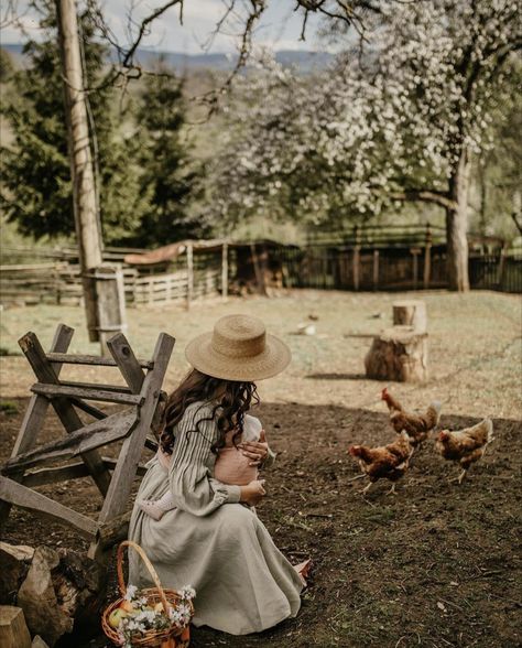 Homesteading Photoshoot, Farmhouse Wife Aesthetic, Cottagecore Newborn Photos, Natural Lifestyle Aesthetic, Farm Lifestyle Simple Living, Cottage Core Photography, Homestead Asthetic, Farm Wife Aesthetic, Homestead Photoshoot