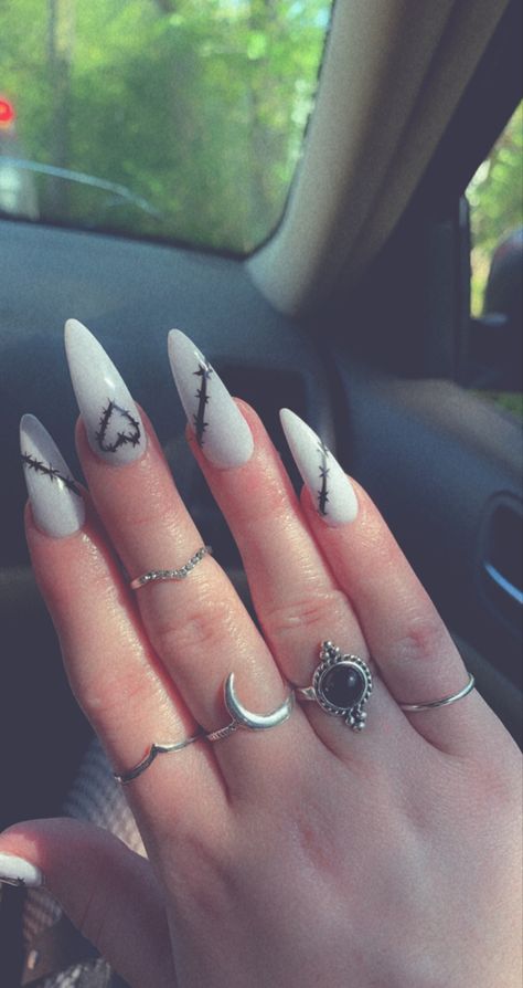 White stiletto nails with black barbed wire designs Almond Nails Alternative, Simple Nail Designs Grunge, Almond Acrylic Nails Designs Edgy, Alt Acrylic Nails Aesthetic, Edgy Acrylic Nail Designs, Nail Inspo Alt, Badass Nail Designs, Alt Nail Ideas, Alternative Nail Ideas