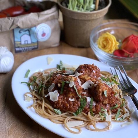 Farmers Market Marinara with Chicken Sausage Meatballs - My Bizzy Kitchen Chicken Fennel, My Bizzy Kitchen, Leftover Meatballs, Salisbury Steak Meatballs, Sausage Meatballs, Marinara Sauce Homemade, Meatball Subs, Whole Wheat Pasta, Homemade Marinara