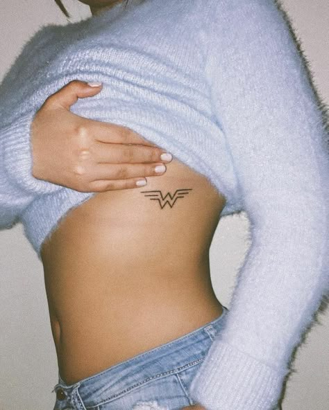 Wonder Woman Symbol Tattoo, Small Wonder Woman Tattoo, Wonder Woman Logo Tattoo, Superwoman Tattoo, Wonder Woman Tattoos, Womens Tattoo Ideas, Mom Baby Tattoo, Wonder Woman Symbol, Wonder Woman Tattoo