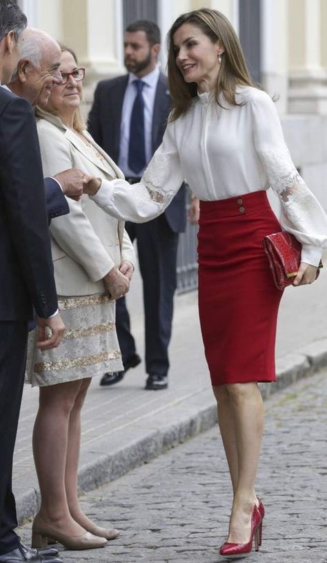 Áo Blu, Work Outfits Frauen, Fashionable Work Outfit, Rock Outfit, Letizia Of Spain, Classy Work Outfits, Stylish Work Outfits, Outfit Trends, Queen Letizia