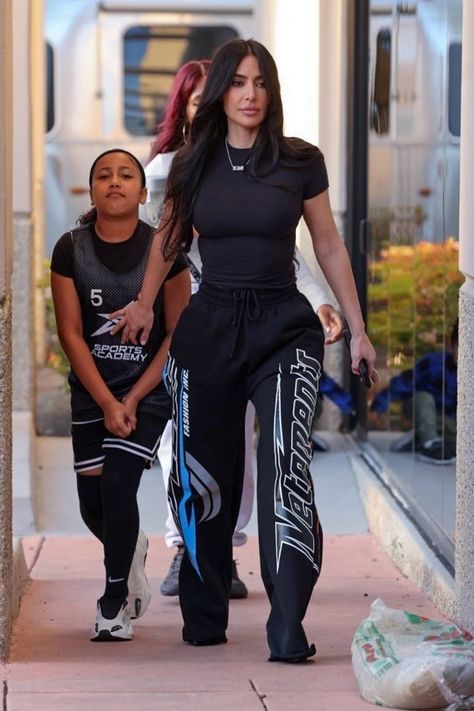 Kim Kardashian Style Casual, Kardashian Style Casual, Khloe Kardashian Outfits, 90s Girl Fashion, Hidden Hills Home, Kim Kardashian And North, Estilo Kim Kardashian, Khloe Kardashian Photos, Celebrity Inspired Outfits