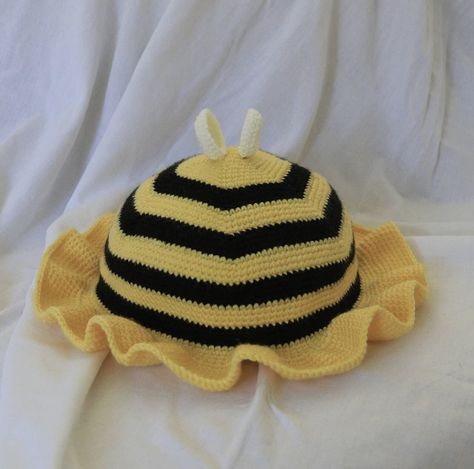 Homemade Clothes, Bee Hat, Bee Stuff, Yarn Dolls, Crochet Animals Free Patterns, Crochet Bucket Hat, Crochet Diy, Crochet Baby Hats, Small Business Ideas