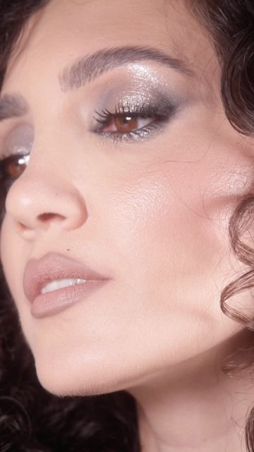 Soft Silver Glam Makeup, 90s Cool Toned Makeup, Cool Tone Eyeshadow Looks, 90s Smokey Eye, Cool Toned Eyeshadow Looks, Grey Makeup Looks, Cool Tone Makeup Looks, 90s Eyeshadow, Grey Eyeshadow Looks