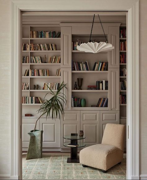 Light Mauve Paint, Townhouse Aesthetic, Greenwich Apartment, Mauve Paint, Chelsea Townhouse, Mahogany Flooring, Townhouse Interior, Library Architecture, Light Mauve