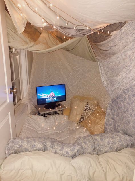 Cozy Fort Ideas, Fort Ideas Indoor Living Rooms, Romantic Fort Dates, Diy Fort Indoor, Blanket Fort Ideas Indoor, Fort Ideas Outdoor, Fort Ideas Indoor Bedroom, Fort Date Night, Fort Ideas Indoor